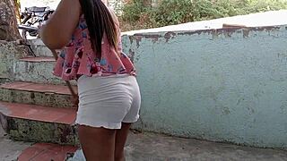 le presto la ducha a la vecina ya que no tiene agua y termino seduci�ndola y follando con ella en el ba�o