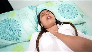 शश, अब चिल्लाना मत - सौतेला भाई घर पर अकेला अपनी सौतेली बहन को चोदता है