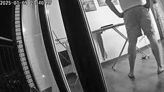 असली धोखेबाज बीवी पति के काम पर होने पर दोस्त को जोर से चोदती है