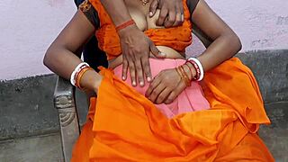 गर्म गांव की 18 साल की लड़की पूरी नंगी हो जाती है