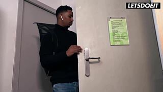 गर्म बेब Lya Missy अपने BBC रूममेट को बोरडम से चोदती है - हॉर्नी हॉस्टल