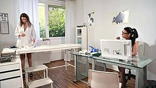 बस्टी नर्स क्लोए और अनिया किंस्की मेडिकल क्लिनिक में वाइल्ड डीपी फक में डाइव करती हैं