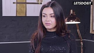 पेटाइट 18+ इटालियन बेब बिग कॉक डोमिनेशन से रॉ बैंग होती है
