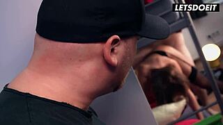 मैं हैरान हूँ कि इस यूक्रेनियन बेब की परफेक्ट टिट्स और अस दो लड़कों ने जोर से ड्रिल की!