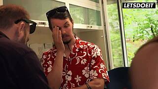 किंकी डेफनी क्लाइड की चूत होटल रिसेप्शनिस्ट द्वारा ड्रिल्ड होती है। हॉर्नी हॉस्टल में वाइल्ड एक्शन!