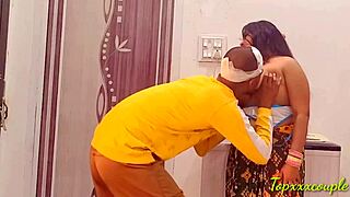 हॉट भाभी पेनफुल फर्स्ट टाइम एनल एक्सपीरियंस एंड्योर करती है