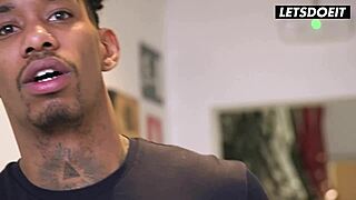 थिक ब्रूनेट सारा रेटाली वेट पस्सी को बीबीसी से सैटिसफाई करती है