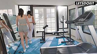 बस्टी ब्रिटिश बेब हॉली डे ट्रेनर एलिक्स स्टार को चोदती है