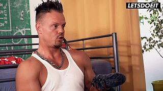 क्या ये पेटाइट 18+ 18 साल की व्लॉगर हॉस्टल में चुदाई हैंडल कर सकती है?