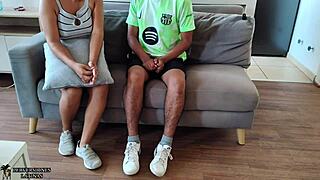 मेरे बॉयफ्रेंड ने मुझे उसके सौतेले पिता से जोशीली चुदाई के लिए परिचय करवाया, खाना बनाते समय